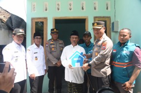 Penjahit Terima Bantuan dari Polres Lamongan, Bentuknya Wow!
