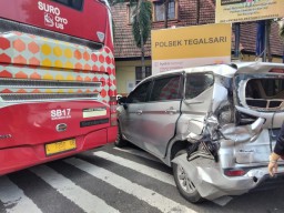 Gegara Water Barrier, Bus Suroboyo Tabrak Xpander di Surabaya