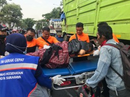 Ibu Muda Luka Berat Tertabrak Truk Diderek di Surabaya