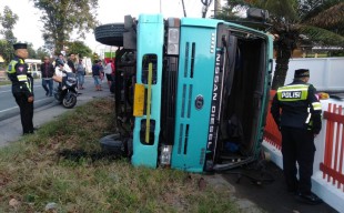 Truk Tangki Muatan Pupuk Cair Terguling di Jombang, Kok Iso?