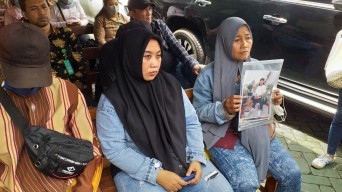 Perjuangan Orang Tua Korban Tragedi Kanjuruhan Tuntut Keadilan di PN Surabaya