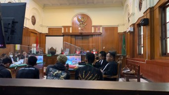 Kesaksian Polisi di Sidang Tragedi Kanjuruhan, Kisah Mencekam Korban Berjatuhan