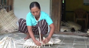 Kisah Perajin Tampah Bambu di Jombang, Harus Lebih Sabar saat Hujan