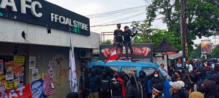 Ratusan Massa Aksi Depan Kantor Arema FC Diamankan Polisi
