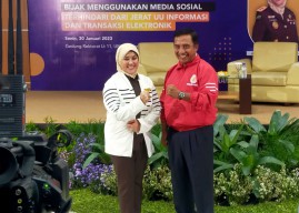 Tips Terhindar Jeratan UU ITE ala Kajati Jatim dan Rektor Unesa
