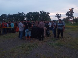 Penemuan Mayat Pria Berbaju Merah di Sedati, Motornya Masih Menyala