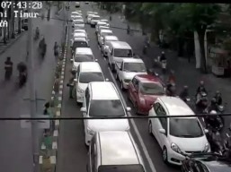 Cek Fakta, Trending Traffic Light Perempatan Margorejo di Surabaya
