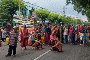 Pedagang Pasar Larangan Blokade Jalan Raya, Tolak Relokasi