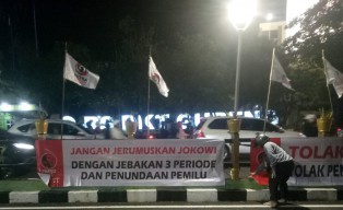 Bertebaran Spanduk Tolak Jabatan Presiden 3 Periode di Surabaya