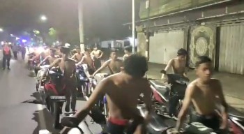 Puluhan Remaja Tanpa Baju Menuntun Motor di Pasuruan, Lapo Rek?