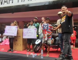 Wow! Bocah SD di Surabaya Dapat Motor Listrik Usai 2 Jam Memainkan Latto-latto