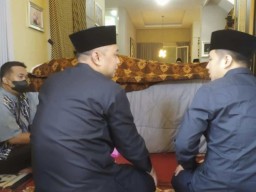 Mendiang Ayah Eri Cahyadi Dimakamkan di TPU Tembok Gede Surabaya