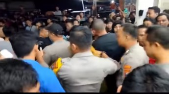 Curi Shampoo dan Lotion, Wanita Bermobil di Lamongan Nyaris Dihajar Warga