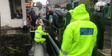 Bocah Perempuan Hilang Tercebur Selokan Gegara Ambil Sandal