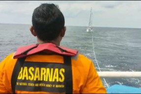 Proses Evakuasi 2 WNA Finlandia dan Kapal Yacht di Pelabuhan Sumenep