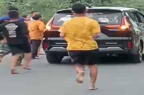 Heboh Mobil Sebar Uang di Kesamben Jombang, Demi Konten?