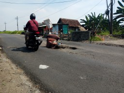 Belum Sebulan Diperbaiki, Jembatan Prasung Ambles Lagi, Nemen Rek!