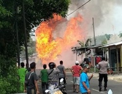 Truk Pengangkut Tabung Gas Terbakar di Sumenep