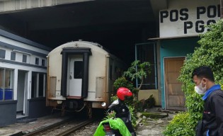 Ada Kereta Api Menembus Gedung Mal di Surabaya, Umur Berapa Kamu Tahu?