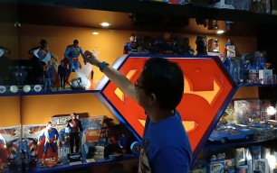 Uang Ratusan Juta Rupiah Demi Koleksi Action Figure Superman