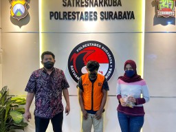 Kuli Bangunan Surabaya Cari Tambahan Pendapatan, Malah Ditangkap Polisi
