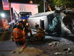 Mitsubishi Pajero Tabrak Pos Polisi di Surabaya, Kondisinya Sih......