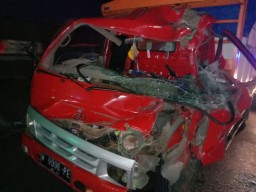 Pengangkut Bata Ringan Ringsek Usai Cium Pantat Truk di Jombang