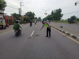 Hindari Jalan Berlubang, Pemotor di Lamongan Tewas Terlindas Truk
