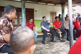Mas Dhito Kunjungi Warga Terdampak Kerusuhan di Ngadiluwih