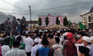 Ratusan Santri dan Kiai Geruduk Mapolres Pamekasan, Tuntut Ustaz Yazir Ditangkap