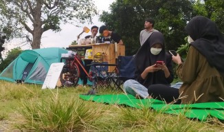 Meneguk Segelas Kopi Sembari Menunggu Matahari Tenggelam di Tepi Sungai Brantas