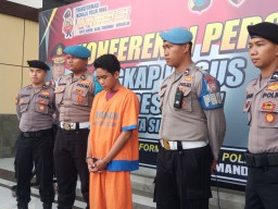 Sok Jagoan di Tempat Kerja Pacar, Lemas Setelah Ditangkap Polisi