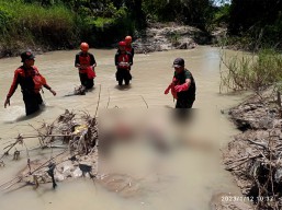 Ditemukan Sandal Jepit di Jembatan, Ternyata Warga Bojonegoro Nekat Lakukan Ini