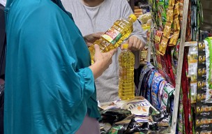 Sebut Pasokan Berkurang, Pedagang Pasar Legi Ponorogo Jual Minyakita di Atas HET