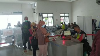 Berkah Imlek, Stasiun Jombang Dipadati Penumpang KA