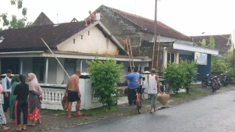 Hujan Es dan Puting Beliung Rusak Rumah Warga Tulungagung
