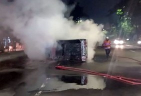 Mobil Pikap Terbakar Usai Terguling Tabrak Pembatas Jalan di Surabaya