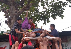 Pria Tersangkut di Atas Pohon Kejutkan Warga Surabaya, Ternyata...