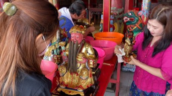Mandikan Patung Dewa Jelang Imlek, Umat Tri Dharma Bilang Begini