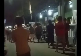 Warga Kepatihan Sidoarjo Turunkan Sampah Satu Truk di Balai Desa
