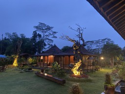 Menikmati Senja di Rumah Jawa Kediri