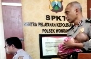 Kisah Haru Ibu Korban KDRT Visum, Bayinya Digendong Anggota Polsek Wonoayu
