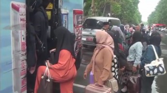 Petugas Gabungan Bandara Juanda Gagalkan  Pembarangkatan 87 TKW Ilegal