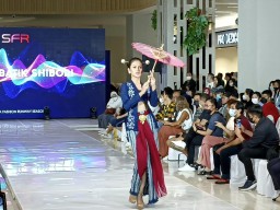 Tampil Nyentrik, Batik Shibori ala Rosita Veni Sihir Penikmat Fashion
