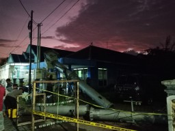 Hujan Deras dan Angin Kencang, Tower Provider Timpa Rumah di Sidoarjo