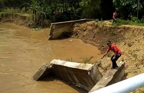 Tanah Samping Jembatan Longsor, Wabup Bojonegoro Ngamuk!