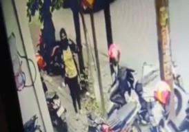 Duh... Wanita Berkerudung Terekam CCTV Curi Motor Kurir di Sidoarjo