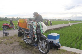 Suguhkan Secangkir Kopi untuk Pecinta Senja, Pemuda Tulungagung Ini Raup Cuan