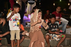 Ketika Novita Hardini Main Lato-lato Bareng Bocah-bocah Trenggalek
