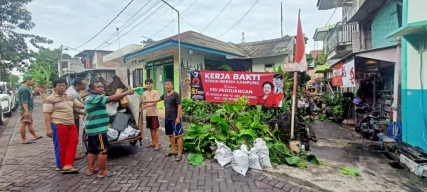 Kader PDI Perjuangan Wonokromo Kerja Bakti Bareng Warga Kampung